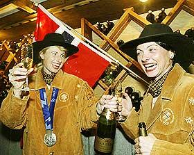 CHAMPAGNEJENTER: If�rt ekte amerikansk skinn syntes Gunn Margit Andreassen og Liv Grete Poiree det var p� tide � �pne boblevann for OL-s�lvet.