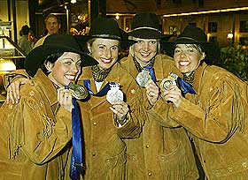 COWBOYFEST: Alle viste stolt fram s�lvet i natt. Fra venstre: Liv Grete, Gunn Margit, Linda og Ann Elen.