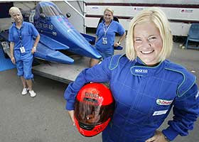  JENTETEAM:  Marit har stort sett bare jenter i teamet sitt. Til venstre st�r Trude Skj�rvik (25) og til h�yre Celin Vanay (25).
