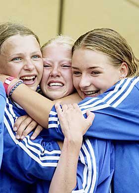  JUBLER:  Mette Karoline Johansen, Ada Lysvik, og Anita Victoria T�nder Iversen skal henge opp gullmedaljen sin p� veggen, og pusse den hver dag. 