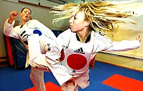 T�FF SPARRING: Kristine Eilertsen t�ler en st�yt. Ungjenta p� 166 centimeter er derfor ikke redd for � sparre mot 205 centimeter digre Ken Holter. Slik trening styrker henne mentalt. 