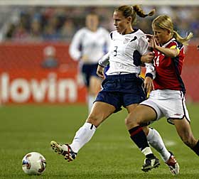 BAKP�: Dagny Mellgren greide ikke � holde f�lge med Christie Pearce. Foto: REUTERS/SCANPIX