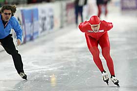  INGEN FEILSKJ�R:  Lasse S�tre klinket til med norsk rekord p� 5000 meter i Vikingskipet i g�r. Den nye rekorden er p� 6.24.64 - noe som holdt til tredje plass i verdenscup�pningen. Til venstre trener Peter Mueller.