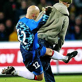 1: Frode Olsen blir rasende p� tilskueren som stormer Ullevaal-gresset og g�r til angrep.
