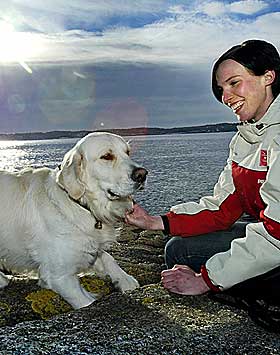  VINTERIDYLL:  - Jeg er veldig glad i vinteren og liker ikke n�r det blir for varmt, sier Katja Nyberg. Skisport driver ikke Larvik-stjernen med, for det t�ler ikke kn�rne. Isteden blir det mange turer med Pontus - her p� svabergene i Larvik.