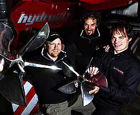  HELT PROPELL:  Her er teamet i Hydrolift Racing, som skal utfordre Bj�rn Rune Gjelsten og de andre i offshoresirkuset denne sesongen. Fra venstre: Bj�rge Jacobsen, B�rd Eker og teamsjef Magnus Eker.