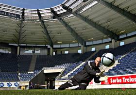 OLSENS NYE STORSTUE: Frode Olsen og Viking-laget trente i går på sin nye stadion. - Et byggverk som byen og regionen vil få glede av i mange år framover, mener Frode Olsen.