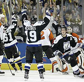MATCHVINNER: Tampas Brad Richards feirer sitt andre og Tampas tredje m�l i natt.