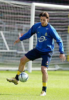 BALLKUNSTNER: Zlatan er en magiker med ballen. I g�r �nsket VG � se hva han kunne med en appelsin. Det ville ikke Zlatan.