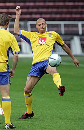 TILBAKE FOR � GLEDE: Henke Larsson skal skyte Sverige til kvartfinale i EM. Det m� ses, spesielt i kampen mot Danmark.
