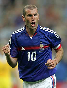 M� SES: Zinedine Zidane er verdens beste fotballspiller. I tre uker framover skal han trille ball i Portugal.