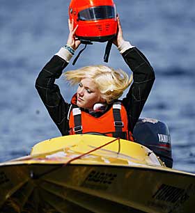  FARTSGLAD: Nina Dorthea Terjesen er verdens raskeste i JT- 250-klassen i vannsporten Winrace, med 69,9 km/t. -  N�r du sitter i vannskorpa og er innstilt p� � b�ye b�tens gasspedal maksimalt, f�r du et enormt kick, sier hun.