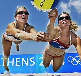  SL�R TILBAKE:  Kathrine Maaseide og Susanne Glesnes mener bikinidebatten i sandvolleyballen er noe stort tullball.