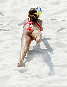  LETTKLEDD:  Idrettsforskere mener lettkledde strandvolleyballjenter er en uting. Her ser vi Nila H�kedal i aksjon.