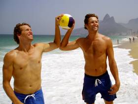  KRAVSTOR: Sandvolleyball-esset Iver Horrem (t.h.) satser sterkt p� B�rd Inge Pettersen som ny makker, men stiller ogs� h�ye krav til makkeren - blant annet en 13 kilo lettere kropp.
