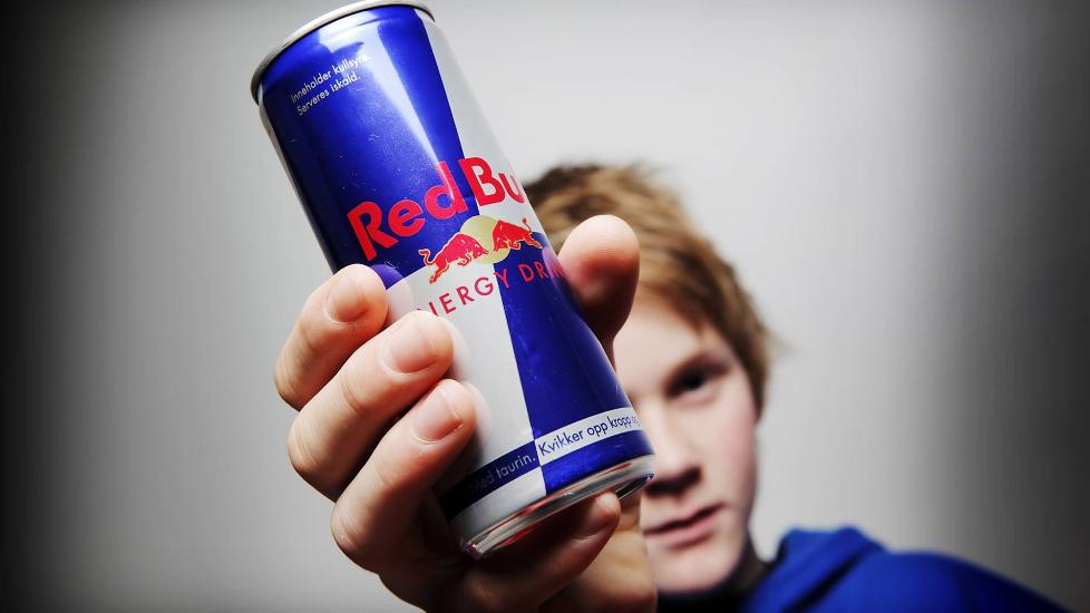 Bilderesultat for ung drikke redbull