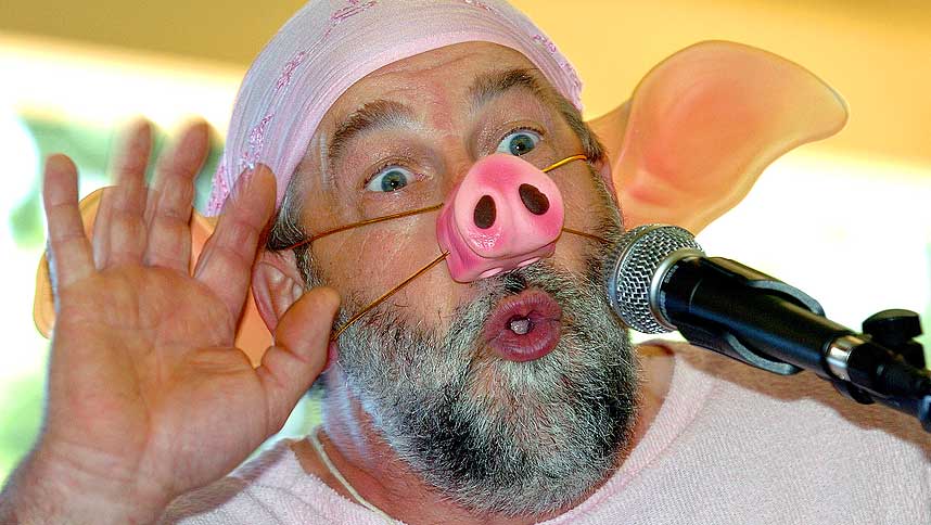BARE EN BOKSTAV FEIL: Denne deltakeren i en fransk grisehylkonkurranse heter i virkeligheten Jacques Marrot. Han er bilmekaniker, og det dreier seg altså ikke om EU-kommisær Jacques Barrot eller profetharselas.